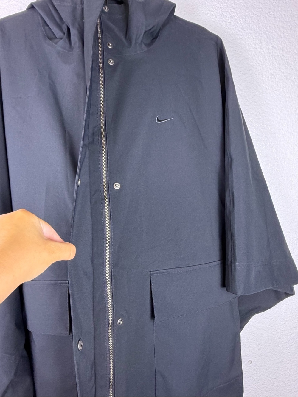 Nike Repel Women's Black Hooded Cape One Size HV5131-010 - Picture 3 of 8